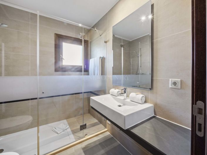 Image No.9-2 Bed Townhouse for sale