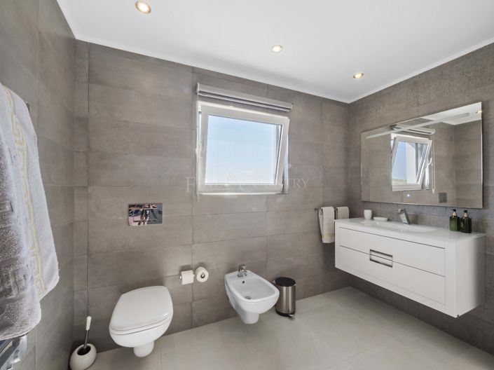 Image No.26-3 Bed Property for sale