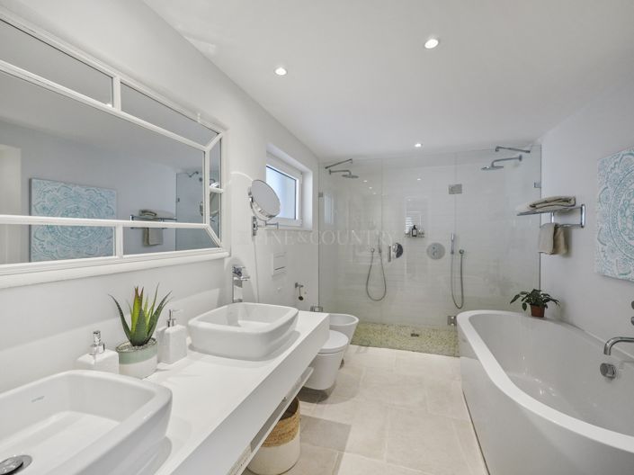 Image No.22-4 Bed Property for sale