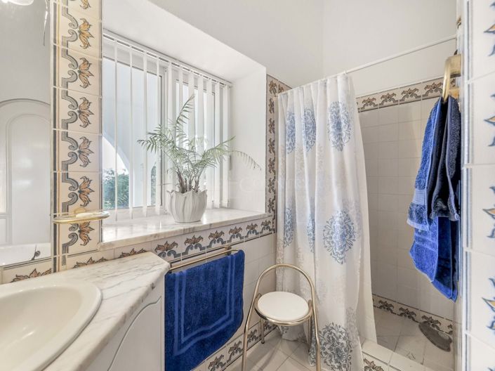 Image No.12-3 Bed Property for sale