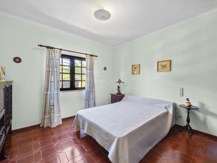 Image No.12-5 Bed Property for sale