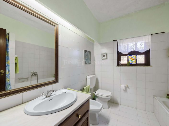 Image No.20-5 Bed Property for sale