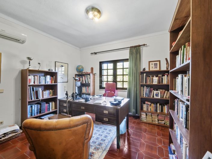 Image No.21-5 Bed Property for sale