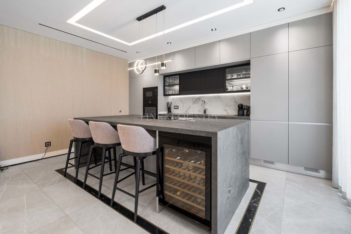 Image No.10-4 Bed Property for sale