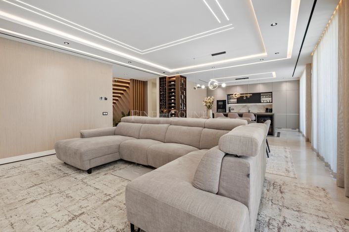 Image No.2-4 Bed Property for sale