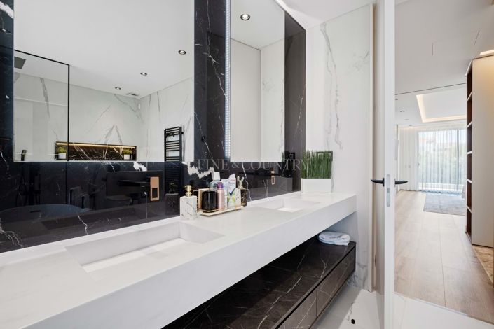 Image No.30-4 Bed Property for sale