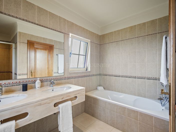 Image No.19-4 Bed Property for sale