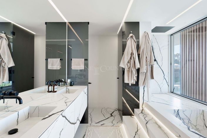 Image No.42-3 Bed Property for sale