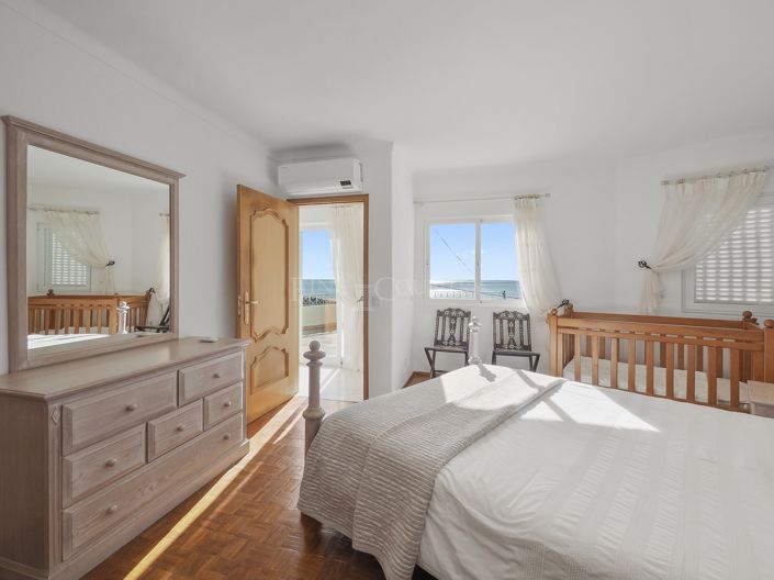 Image No.28-4 Bed Property for sale