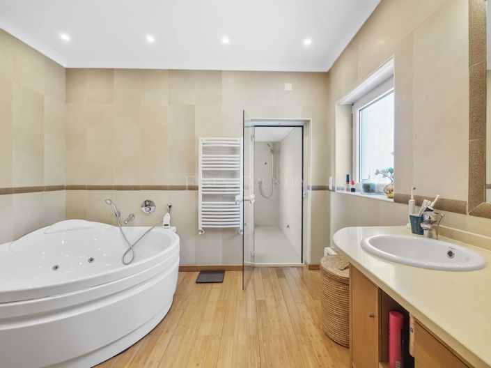 Image No.60-7 Bed Property for sale