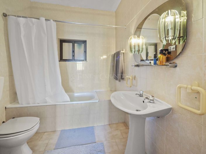 Image No.20-5 Bed Property for sale