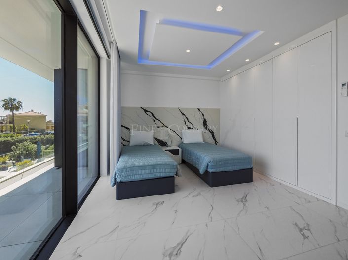 Image No.31-5 Bed Property for sale