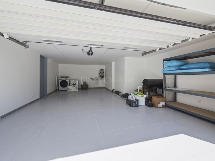 Image No.56-5 Bed Property for sale