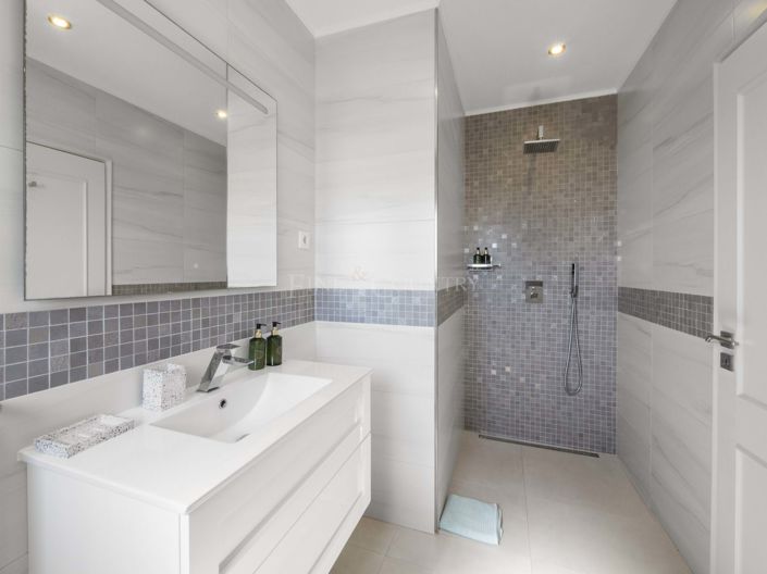 Image No.17-3 Bed Property for sale