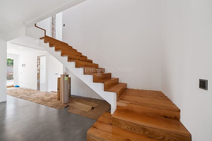 Image No.13-6 Bed Property for sale