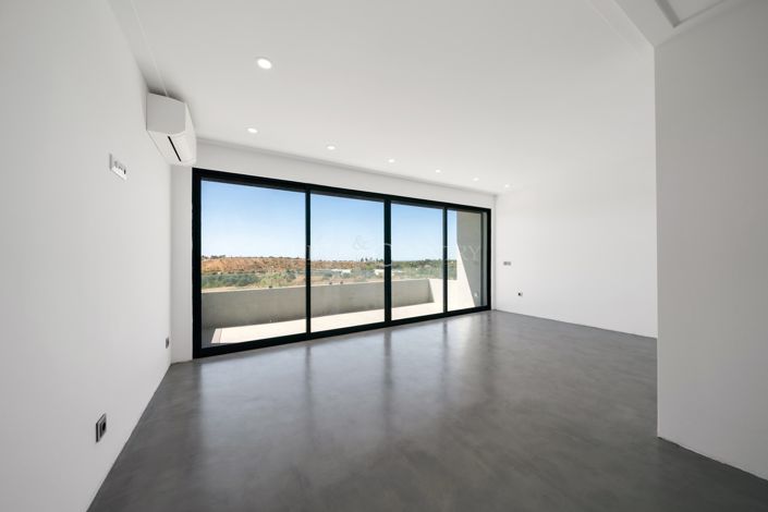 Image No.19-6 Bed Property for sale