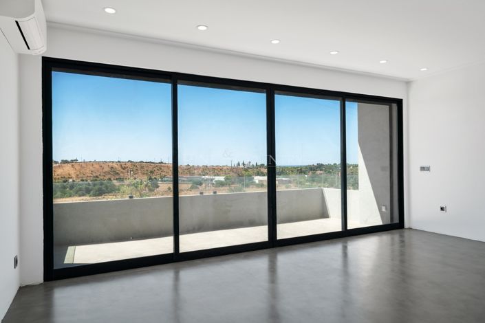 Image No.20-6 Bed Property for sale