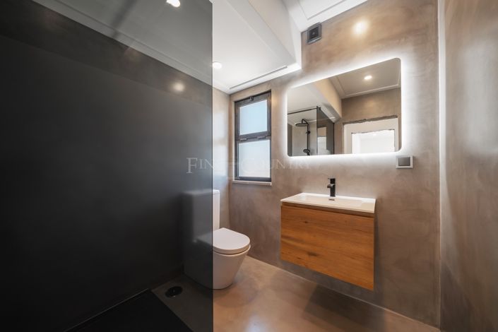 Image No.23-6 Bed Property for sale