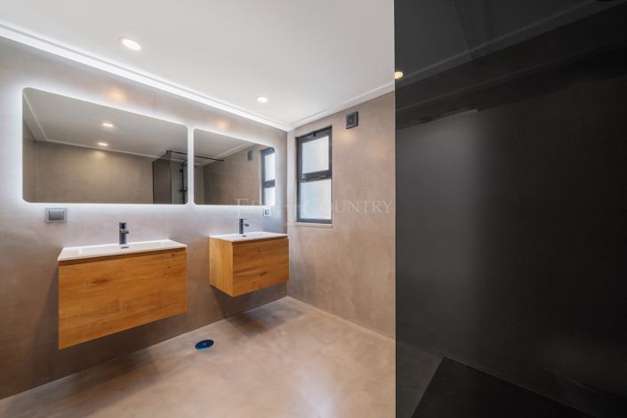 Image No.26-6 Bed Property for sale