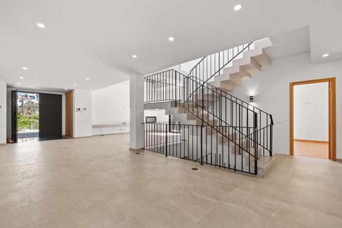 Image No.6-4 Bed Property for sale