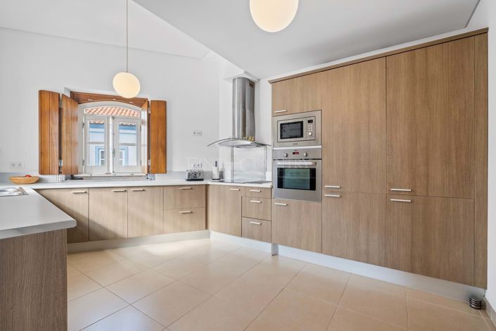 Image No.15-6 Bed Townhouse for sale