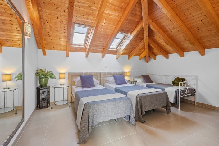 Image No.25-6 Bed Townhouse for sale