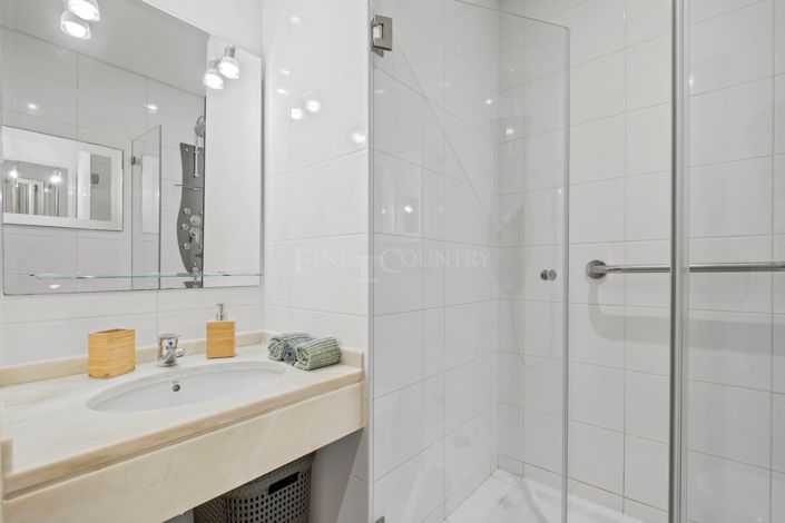 Image No.56-6 Bed Townhouse for sale