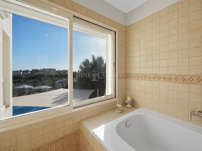 Image No.22-4 Bed Property for sale