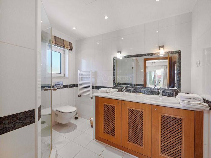 Image No.18-4 Bed Property for sale