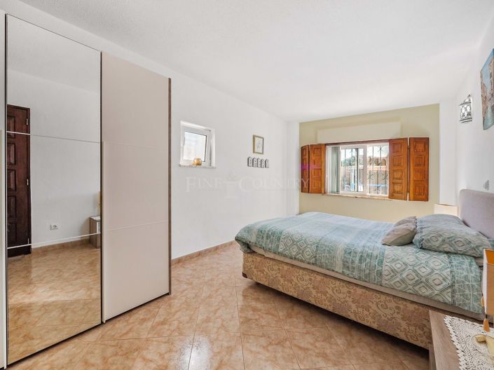 Image No.12-5 Bed Property for sale