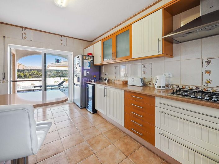 Image No.8-5 Bed Property for sale