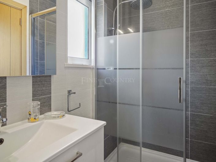 Image No.19-3 Bed Townhouse for sale