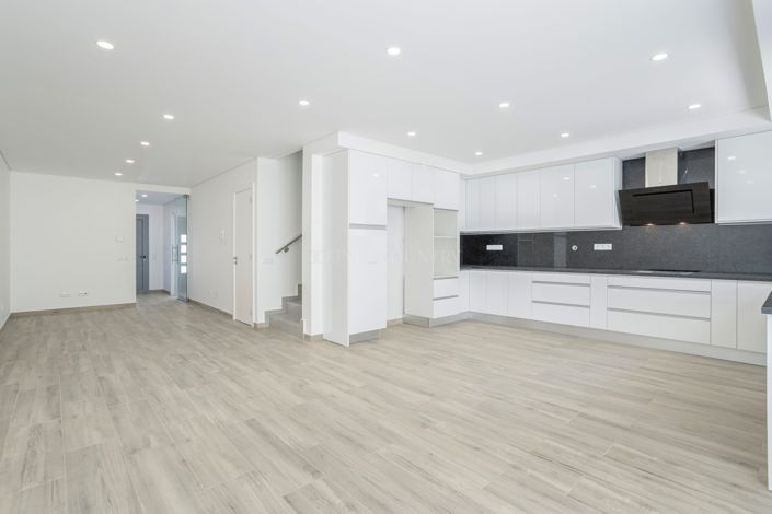 Image No.14-3 Bed Townhouse for sale