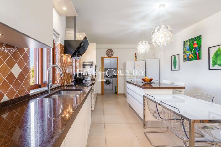 Image No.16-4 Bed Property for sale