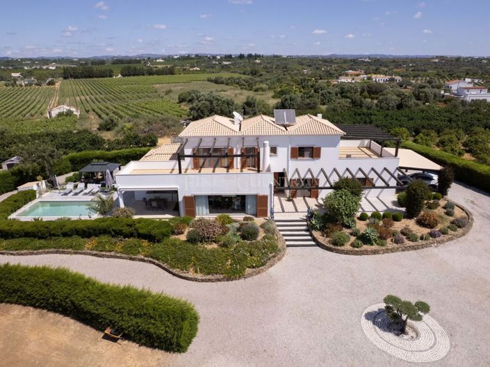 Image No.4-4 Bed Property for sale