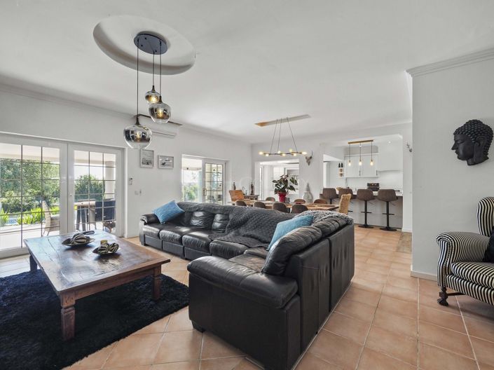 Image No.10-6 Bed Property for sale