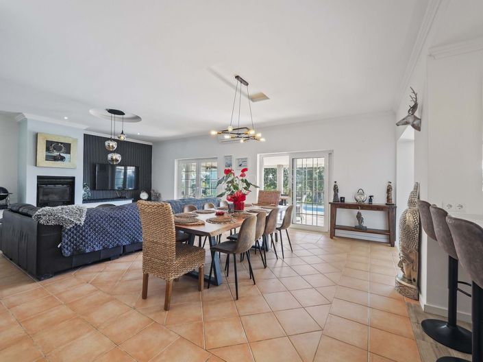 Image No.12-6 Bed Property for sale