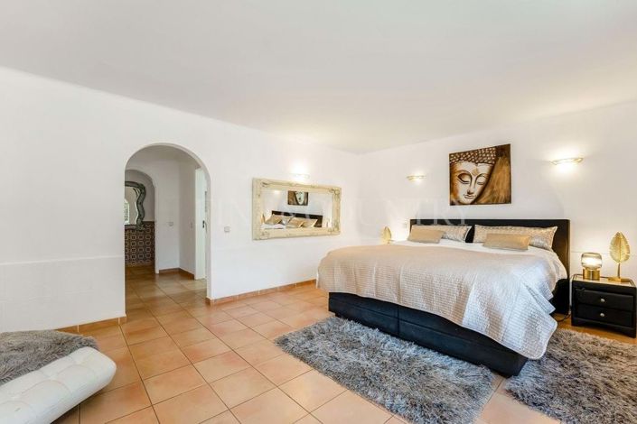 Image No.24-6 Bed Property for sale