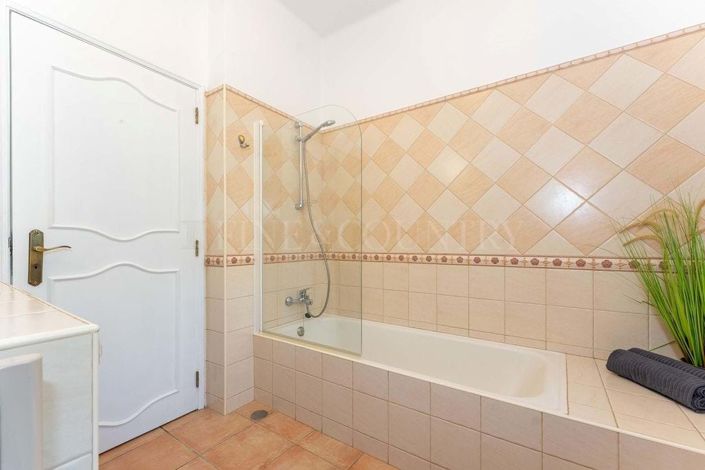 Image No.32-6 Bed Property for sale