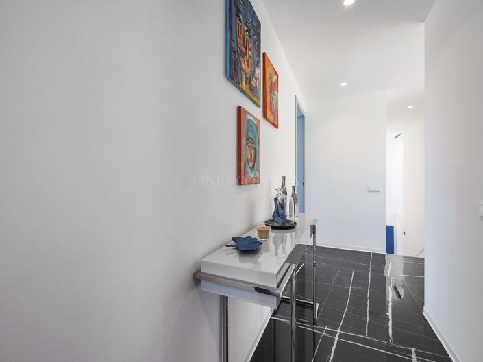 Image No.12-5 Bed Property for sale