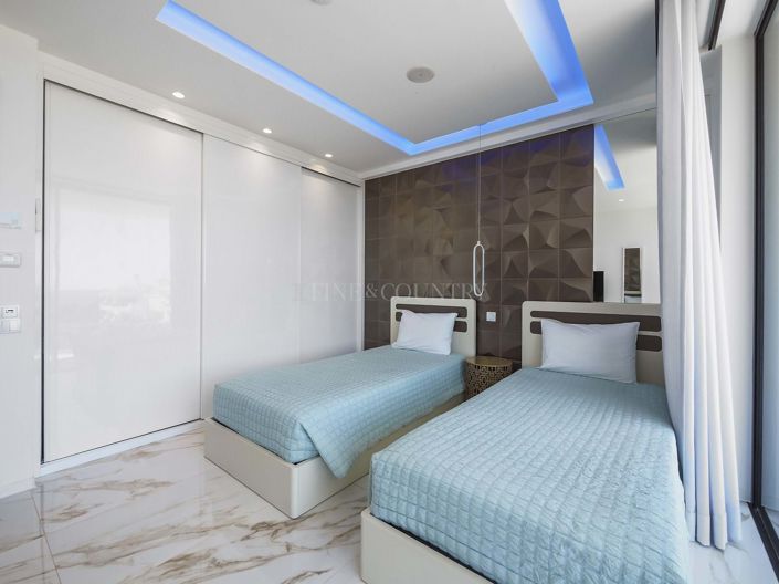 Image No.23-5 Bed Property for sale