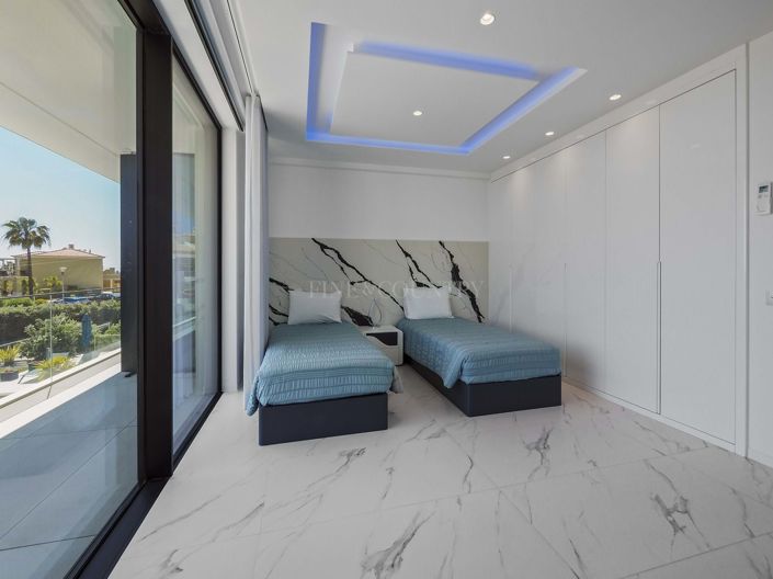 Image No.31-5 Bed Property for sale