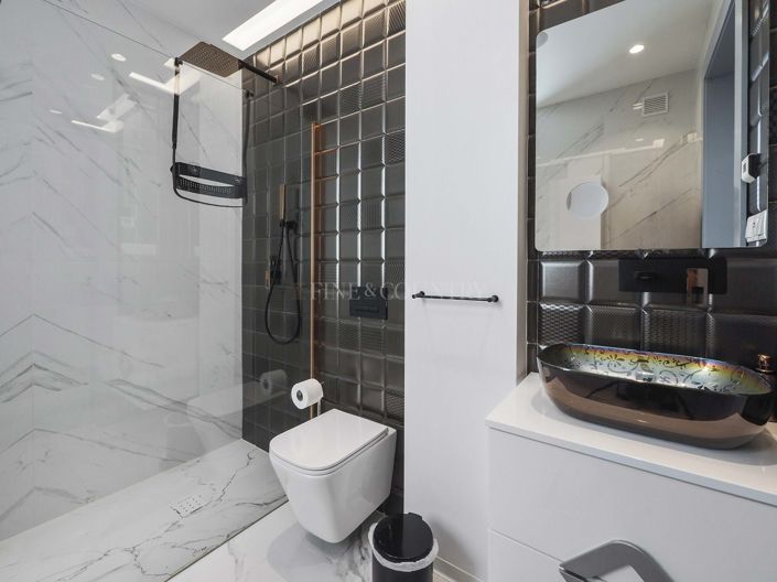 Image No.37-5 Bed Property for sale