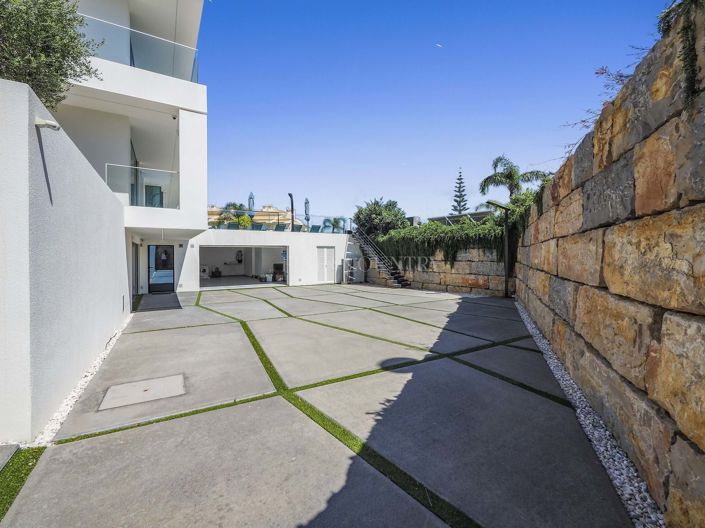 Image No.57-5 Bed Property for sale