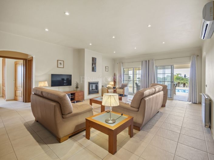 Image No.2-4 Bed Property for sale