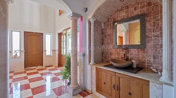 Image No.12-3 Bed Property for sale