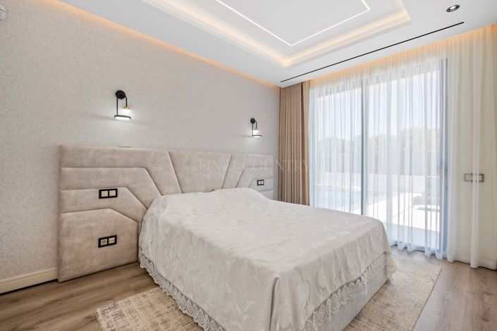 Image No.18-4 Bed Property for sale