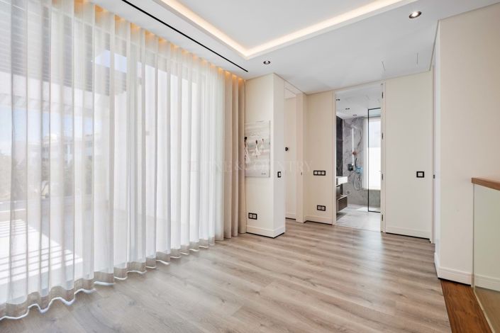 Image No.21-4 Bed Property for sale