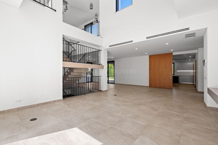 Image No.10-4 Bed Property for sale