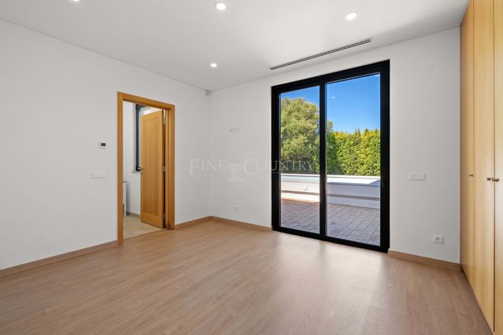 Image No.20-4 Bed Property for sale